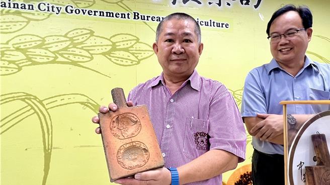 人稱「粿仔伯」的台南市安定區中沙社區理事長王清和（左），家裡收藏超過20支粿印，相較一般粿印為木料製成，其中1支是特殊紅磚燒印。（張毓翎攝）