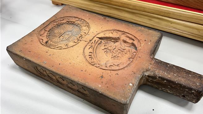 紅磚粿印上有「滿月圓」、「四月桃」、「度晬紅龜」等印模，年代估計可追溯至清朝。（張毓翎攝）