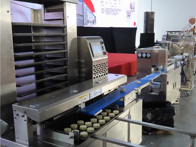 2024年第11届百城机械英雄联盟新品发表会，业者展示食品生产机器并现场演示。（朱绍圣摄）