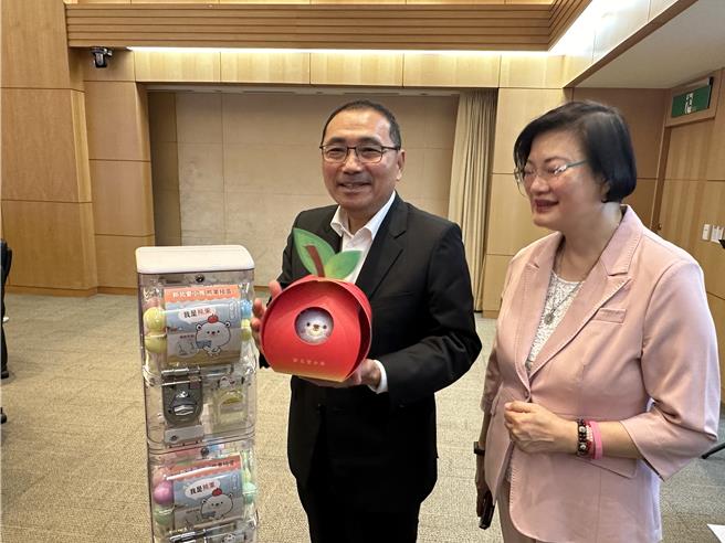 民眾只要在市府25楼社会局梯厅扫描QRcode，于社群媒体上推广爱小孩行动计画内的政策，并「＃新北爱小孩」即可获得代币，体验熊果钥匙圈转蛋。 （高钧麟摄）