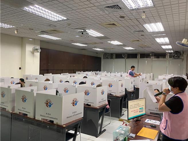 「113年度储备行政清洁队员」电脑测验考试情形。（环保局提供）