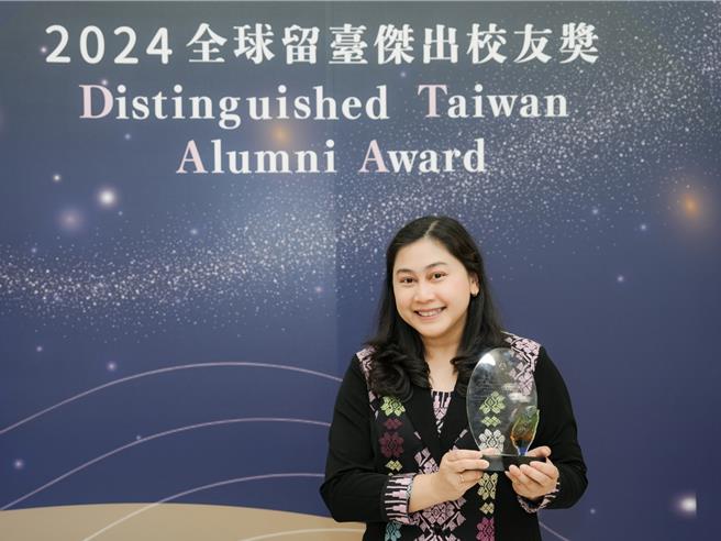 台科大印尼校友艾玉寧(Aning Ayucitra)获颁教育部2024年「全球留台杰出校友奖」。（台科大提供／林志成台北传真）