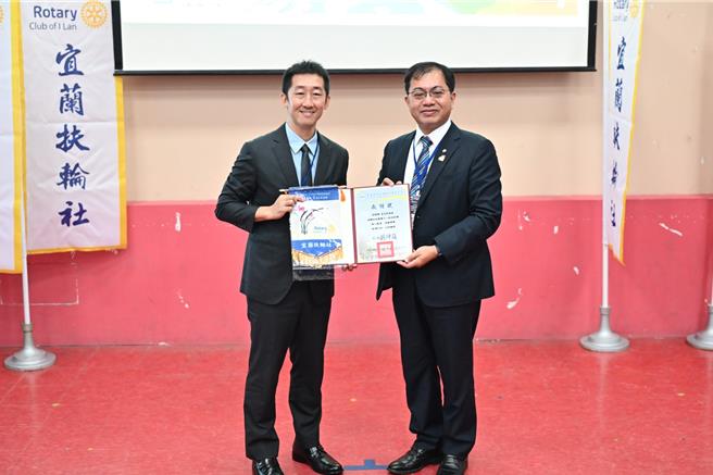 捐赠仪式于12日上午10时30分在武渊国小视听教室举办，由宜兰扶轮社长李建国（右）与校长庄仲庭（左）及县府代表及校方共同见证这一充满爱心与关怀的义举。（校方提供／吴佩蓉宜兰传真）