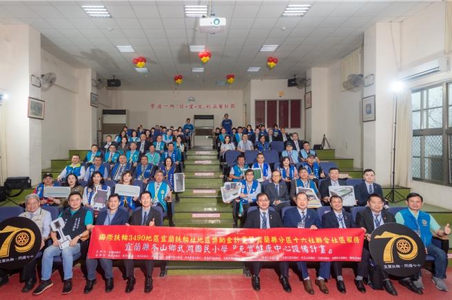 捐赠仪式于12日上午10时30分在武渊国小视听教室举办，由各扶轮社社长、县府代表及校方共同见证这一充满爱心与关怀的义举。（校方提供／吴佩蓉宜兰传真）