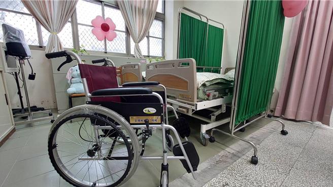 捐赠设备包含观察床、视力检查表、轮椅、医疗用冰箱、空调设备、办公桌及热敷毯等，充分满足学校日常健康检查、紧急医疗处理和健康教育的需求。（校方提供／吴佩蓉宜兰传真）