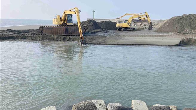 嘉义县布袋第3渔港淤砂日益严重，不但影响港嘴及航道通行安全，即使清淤疏浚已提高到1年清一次，仍难以改善。(读者提供／吕妍庭嘉义传真)
