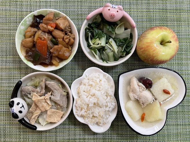 桃园市教育局为提升学校厨师专业，首度举办「午餐在地食材健康吃，校园米其林美食争霸赛」。（桃园市教育局提供）