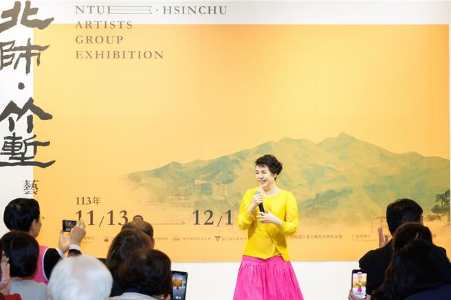「北师·竹堑艺术展」13日在新竹县文化局开展，声乐家简文秀特别到现场高歌打气。（亿光文化基金会提供／罗浚滨新竹传真）