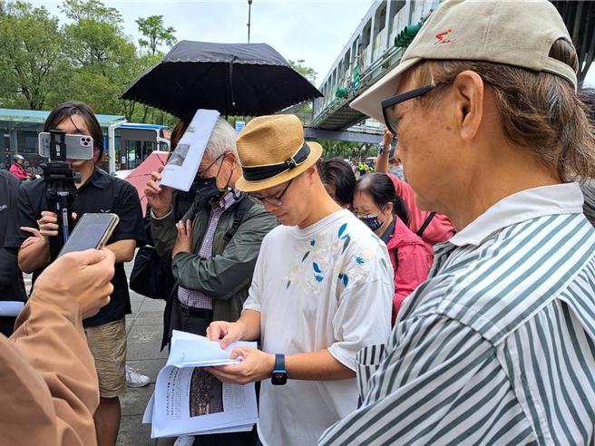 文资评议委员听取和平新生天桥文化歷史。（温予菱摄）