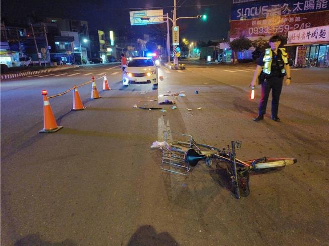 妇人骑脚踏车行经芬园乡彰南路至復兴路口，不明原因左转，遭后方一辆直行汽车撞击，妇人送医抢救不治。（民眾提供／叶静美彰化传真）