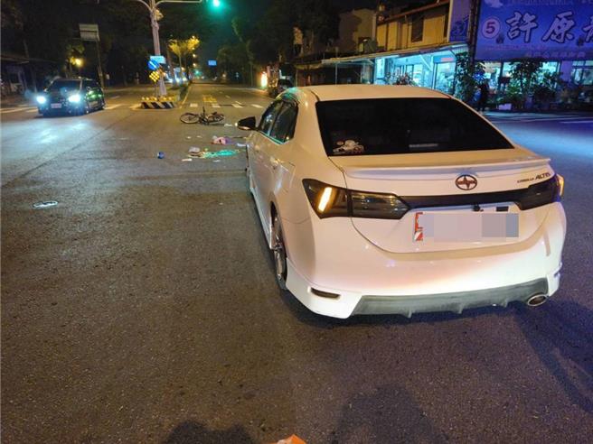 妇人骑脚踏车行经芬园乡彰南路至復兴路口，不明原因左转，遭后方一辆直行汽车撞击，妇人送医抢救不治。（民眾提供／叶静美彰化传真）