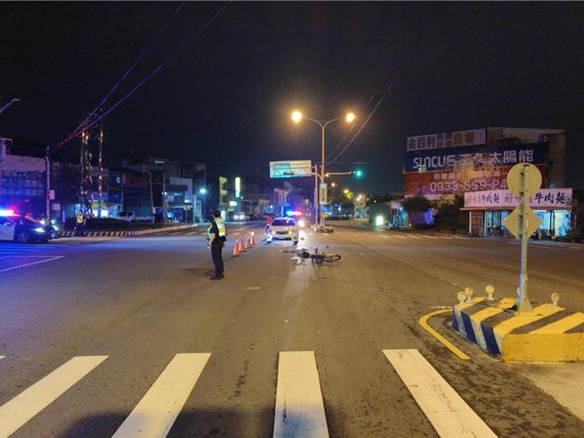 妇人骑脚踏车行经芬园乡彰南路至復兴路口，不明原因左转，遭后方一辆直行汽车撞击，妇人送医抢救不治。（民眾提供／叶静美彰化传真）