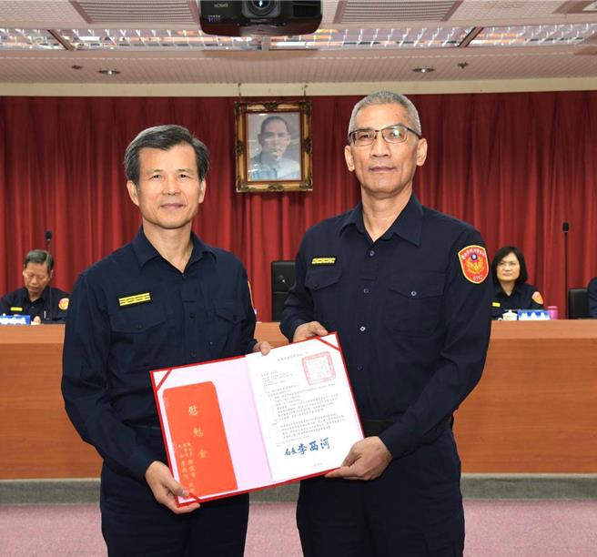 北市警局長李西河（左）頒獎表揚薛先得（右）。（警方提供）