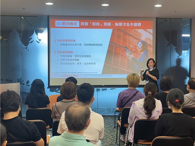 滙豐(台灣)商業銀行在日前熱鬧舉辦的2024歐洲教育展中，擔任重要的合作夥伴企業之一，為有意出國留學的學生與家長提供跨國金融服務的建議與諮詢。（HSBC提供）