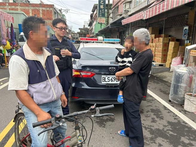 桃園市大園區3歲的男童，趁著阿公不注意時偷跑出門，在菜市場裡迷了路嚎啕大哭，大園警方利用臉書社團發文協尋，並請當地里長協助廣播，不到1分鐘男童阿公就前來接回寶貝孫子，順利幫助男童平安返家。（警方提供／廖姮玥桃園傳真）