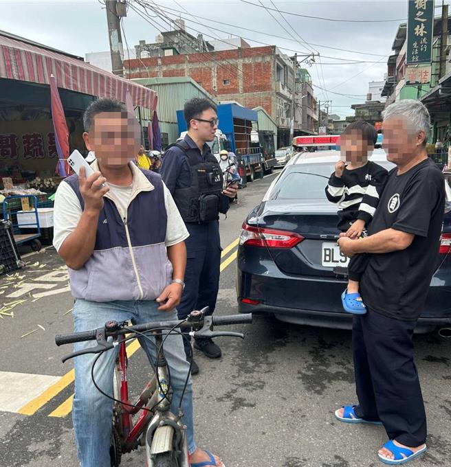 桃園市大園區3歲的男童，趁著阿公不注意時偷跑出門，在菜市場裡迷了路嚎啕大哭，大園警方利用臉書社團發文協尋，並請當地里長協助廣播，不到1分鐘男童阿公就前來接回寶貝孫子，順利幫助男童平安返家。（警方提供／廖姮玥桃園傳真）