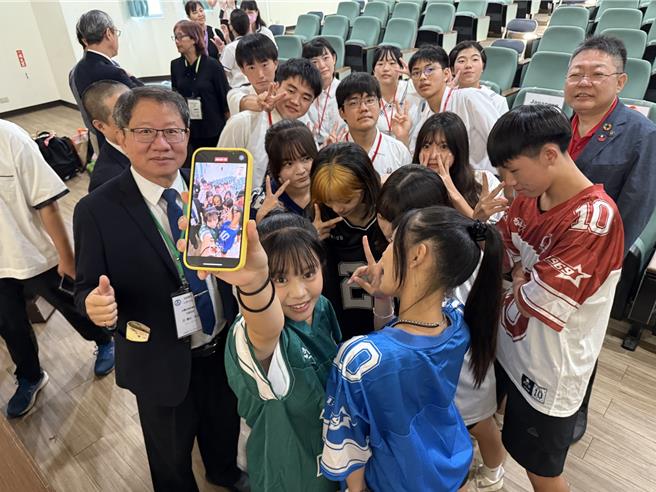 善化区长方泽心（左一）和台日学生热情自拍。（宝智华摄）