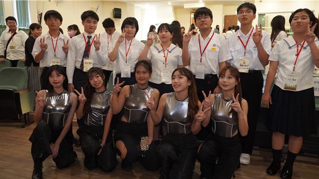 善化高中热舞社（前排）与日本鹤翔高校7名学生（后排）交流合影。（宝智华摄）