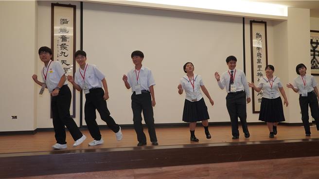 日本鹤翔高校7名学生表演传统歌舞。（宝智华摄）