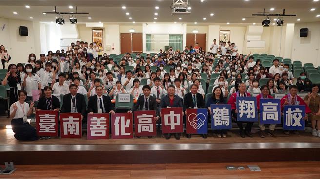 日本阿久根市一行人前往善化高中进行城市交流。（宝智华摄）