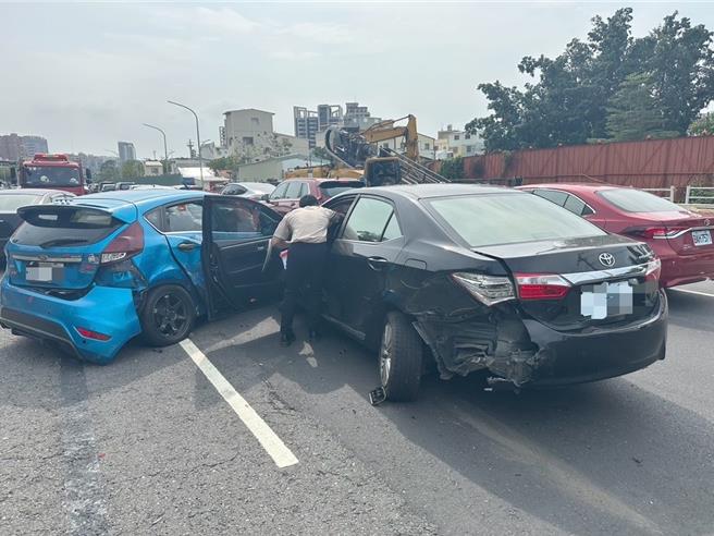 高雄左營翠華路於13日中午12時許，發生一件4車追撞的事故。（翻攝照片／林瑞益高雄傳真）