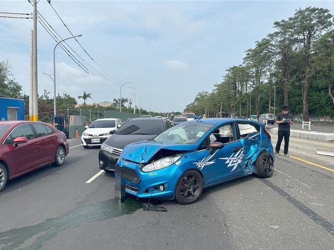 高雄左營翠華路於13日中午12時許，發生一件4車追撞的事故，圖為車禍現場。（翻攝照片／林瑞益高雄傳真）