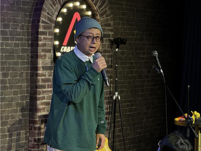 呱吉伶牙俐齿，很会针砭时事。（卡米地喜剧俱乐部提供）