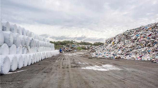 新丰垃圾掩场场暂置23万吨垃圾，县府希望BOO焚化炉正式营运后，5年解决暂置垃圾问题。（罗浚滨摄）