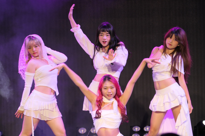 DIAMOND舞團全白的服裝表演《Drama》，還原aespa舞台造型。(醒吾科大提供)