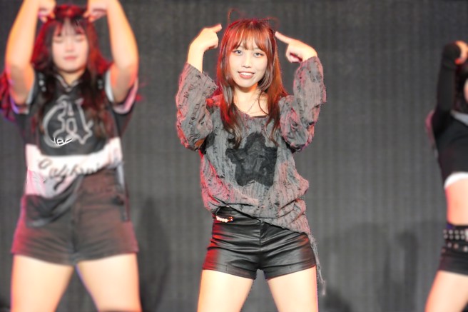 Prisca舞團的成員吳莉蓁綁上貓耳髮型，展現表演歌曲《MEOW》的貓咪風格。(醒吾科大提供)