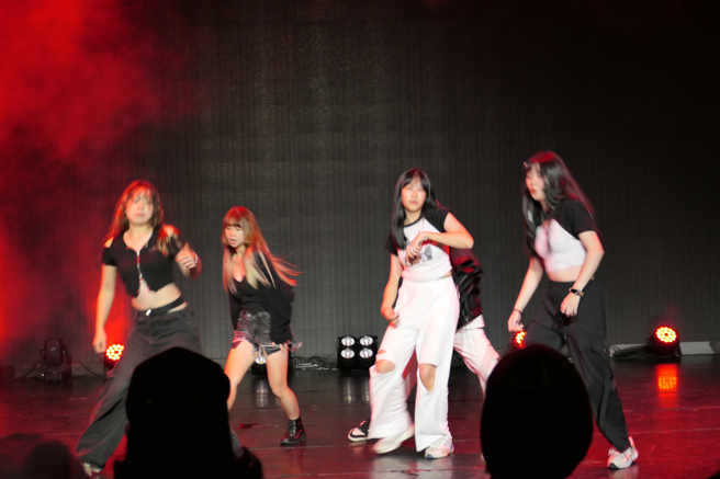 同為第三名的Aurax舞團，在鎂光燈下，展現年輕活力與熱情。(醒吾科大提供)