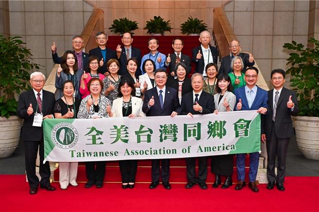 行政院长卓荣泰今（13）日接见「全美台湾同乡会2024返台参访团」时表示，感谢各位团员持续在侨居地发挥影响力，为台湾发声，宣扬台湾的进步。为增进台美经贸、国防、科技合作及人民交流，他已请郑丽君副院长主持专案小组会议，希望儘速提出比以往更积极有效的方案。（行政院提供／杨亚璇台北传真）