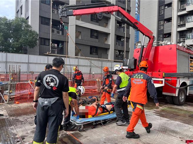 新北市三重今天发生工安意外，1名工人从地下室返回地上层时不慎摔落，造成右大腿骨折。（警方提供）