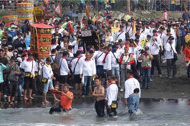 屏東南州迎王祭典今日在林邊鄉崎峰沙灘舉行請水儀式，代天府人員在海邊虔誠懇請大千歲降駕。（羅琦文攝）