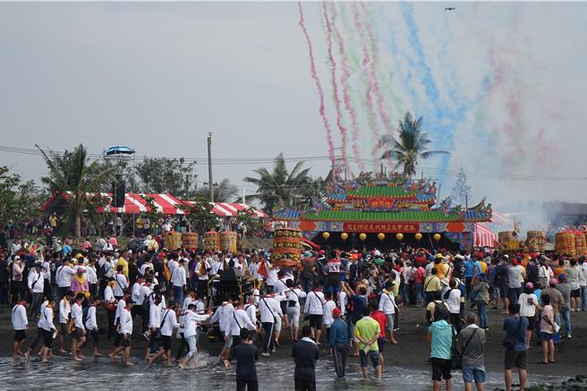 南州迎王宣布秦大千歲駕到，廟方施放彩煙慶賀。（羅琦文攝）