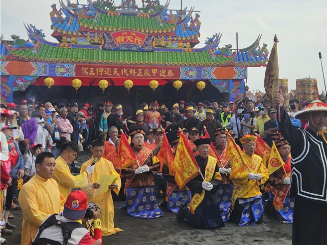 南州迎王祭典13日在林邊鄉崎峰沙灘舉行請水儀式，代天府人員在海邊虔誠懇請大千歲降駕。（羅琦文攝）