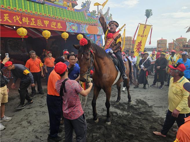 南州迎王秦府大千歲駕臨後，先鋒官遶境崎峰村。（羅琦文攝）