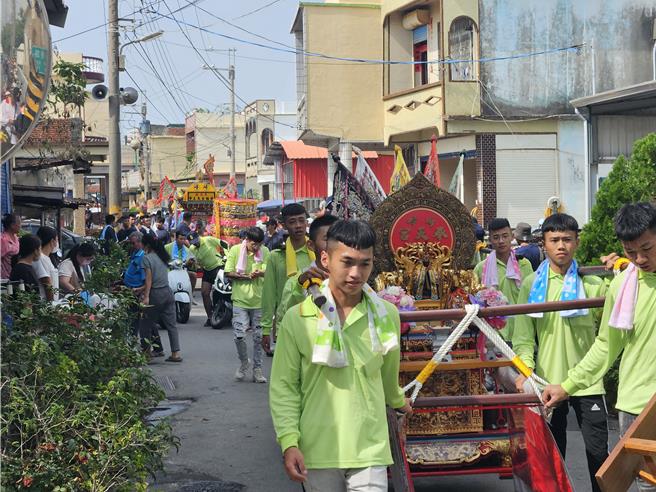 南州迎王秦府大千歲降駕後，遶境林邊崎峰村。（羅琦文攝）
