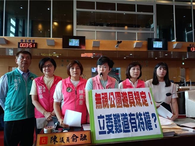 台中市中央公园飞行美乐地游戏场10日盛大开放，市议员陈俞融13日爆料，该游戏场使用年龄为5至12岁，但两名蓝委却在未开放前入内游玩。（陈淑娥摄）