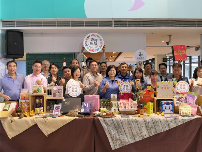 台灣企業在新加坡成立「新台灣館」，將於本月16日開業，雲林縣政府精選優質農特產上架，13日在縣府親民大廳舉辦「雲林農產上架記者會」，擴大雲林良品在國際上的曝光度。（張朝欣攝）