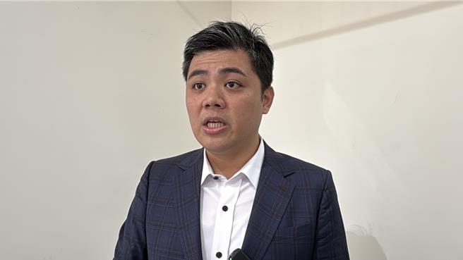 民进党市议员陈建名指出，该农场根本无合法登记，也没有休閒农场的相关登记证，动物在开放空间供人触摸及喂食。（王惠慧摄）