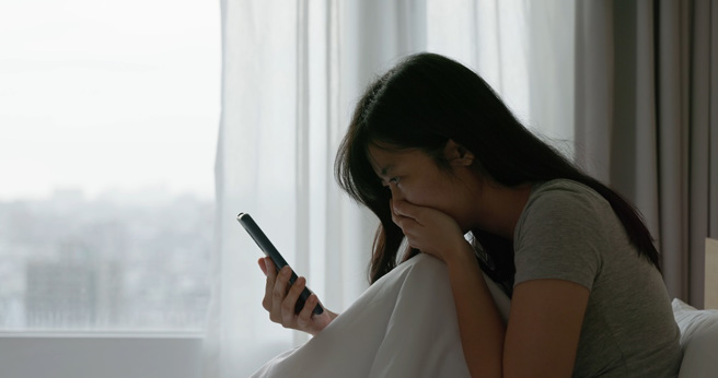 人妻隔天早上起床，发现丈夫试图删除监视器画面，才得知自己遭到猥亵。（示意图：Shutterstock／达志）