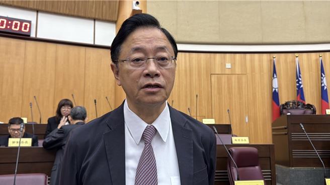 时任龙潭主秘的现任区长黄世琪涉嫌帮忙关说闯关遭依图利罪起诉，市长张善政(图)说将通盘考量决定是否调离现职。(蔡依珍摄)