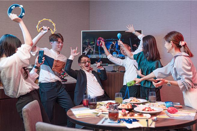 「元素餐厅自助餐」针对小型企业的尾牙春酒，推出每满10人即赠送1人免费，满60人送卡拉OK欢唱。（图／台南大员皇冠假日酒店）