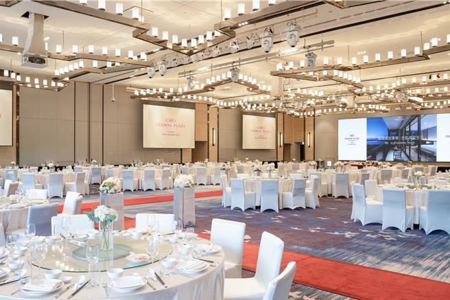 台南大员皇冠假日酒店因应尾牙春酒需求，宴会厅推出「中式丰年宴」，主打台菜与粤式双飨宴菜色，平日每桌9999元起加1成。（图／台南大员皇冠假日酒店）