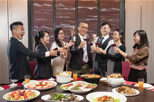 「彩丰楼」推出精选粤式桌菜，每桌12888元起赠果汁畅饮；每桌15888元起再加赠台啤3瓶，专案皆须加1成服务费，最低3桌开席。（图／台南大员皇冠假日酒店）