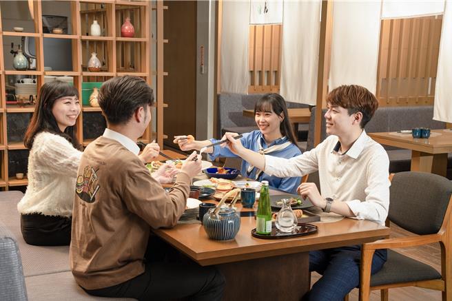 「炼‧瓦」日式餐厅推出尾牙春酒专属优惠，满10人可享9折好康，客人也可选择赠送红酒或清酒1 瓶，晚餐套餐每人1600 元起。(台南大员皇冠假日酒店提供)