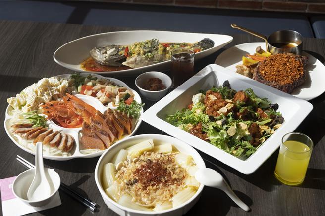 「金蛇喜迎春」早鸟及老顾客回娘家优惠专案，11月15日前付订，免收1成服务费，宴席每桌10,888元起，2桌即开席。(台南安平雅乐轩酒店提供)