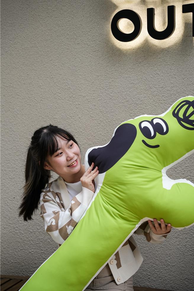 开心狗抱枕。（ODD ONE OUT提供）