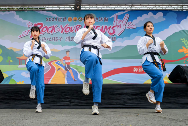杨梅高中学生不仅大秀跆拳道技术，亦有超过10名同学一起参与石门路跑。(图/永庆房产集团提供)